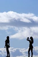 De flora en fauna van Gran Canaria. Homo sapiens vrouwen tegen het licht. Klikken om het beeld te vergroten.