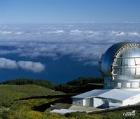 Het Nationaal Park van de Caldera de Taburiente in La Palma. Het waarnemingscentrum van astrofysica bij Roque de los Muchachos (auteur Office Canarische Toerisme). Klikken om het beeld te vergroten.
