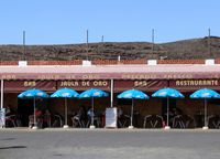Het dorp en het natuurmonument van Ajuy in Fuerteventura. Het restaurant Jaula de Oro (auteur Frank Vincentz). Klikken om het beeld te vergroten.