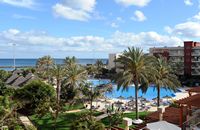 Het dorp Caleta de Fuste in Fuerteventura. Het zwembad van het hotel Elba Carlota in Caleta de Fuste. Klikken om het beeld te vergroten.