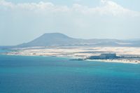 Het dorp Corralejo in Fuerteventura. Duinen gezien vanaf Los Lobos. Klikken om het beeld te vergroten.
