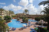 Het dorp Corralejo in Fuerteventura. Zwembad van het hotel Corralejo Bay. Klikken om het beeld te vergroten.