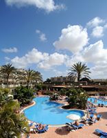 Het dorp Corralejo in Fuerteventura. Zwembad van het hotel Corralejo Bay. Klikken om het beeld te vergroten.