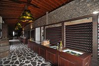 Het dorp La Geria in Lanzarote. Winkel van de bodega Rubicón. Klikken om het beeld te vergroten.