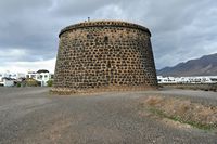 Het dorp Playa Blanca in Lanzarote. Het Castillo de Las Coloradas. Klikken om het beeld te vergroten.