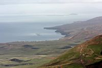 Le village de Playa Quemada à Lanzarote. Le village vu depuis la Montaña de Guardilama (auteur Dguendel). Cliquer pour agrandir l'image.