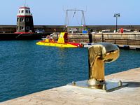 Het dorp Puerto Calero in Lanzarote. Haven van El Barquito, gouden beting. Klikken om het beeld te vergroten.