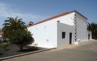 Het dorp Vega de Río Palmas in Fuerteventura. De Kerk van Onze Lieve Vrouw van de Rots (Ermita de Nuestra Señora de la Peña). Klikken om het beeld te vergroten.