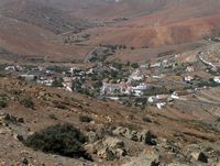 La ville de Betancuria à Fuerteventura. Betancuria vue depuis le belvédère Morro Velosa (auteur Paginazero). Cliquer pour agrandir l'image.