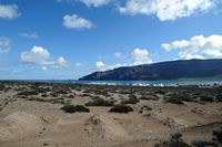 De stad Haría in Lanzarote. De uitzichttoren van de Rio (Mirador del Río). Gezien vanuit La Graciosa. Klikken om het beeld te vergroten.