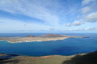 De stad Haría in Lanzarote. De uitzichttoren van de Rio (Mirador del Río). Het eiland La Graciosa gezien vanaf de uitzichttoren. Klikken om het beeld te vergroten.