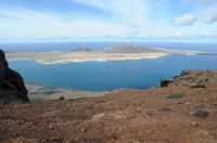 De stad Haría in Lanzarote. De uitzichttoren van de Rio (Mirador del Río). De archipel Chinijo gezien vanaf de uitzichttoren. Klikken om het beeld te vergroten.