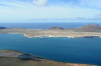 De stad Haría in Lanzarote. De uitzichttoren van de Rio (Mirador del Río). Caleta del Sebo gezien vanaf de uitzichttoren. Klikken om het beeld te vergroten.