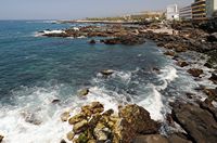 De stad Puerto de la Cruz in Tenerife. Martiánez complex gezien vanaf de haven. Klikken om het beeld te vergroten.