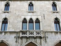 La vieille ville de Split en Croatie. Trifora de l'ancien Hôtel de Ville de Split (auteur Ante Perkovic). Cliquer pour agrandir l'image.