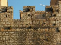 La ville de Stari Grad, île de Hvar en Croatie. Inscription sur le palais Tvrdalj (auteur F.G. Comm). Cliquer pour agrandir l'image.