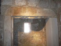 La ville de Stari Grad, île de Hvar en Croatie. Inscription sur les latrines du palais Tvrdalj (auteur Roberto Fogliardi). Cliquer pour agrandir l'image.