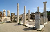 Le Quartier du Théâtre de Délos en Grèce. Péristyle de la Maison de Cléopâtre. Cliquer pour agrandir l'image dans Adobe Stock (nouvel onglet).