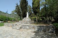 Le village de Patsianos en Crète. Le monument aux Morts de Kallikratis. Cliquer pour agrandir l'image dans Adobe Stock (nouvel onglet).