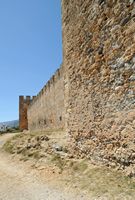 Le village de Patsianos en Crète. La courtine orientale du château de Frangokastello. Cliquer pour agrandir l'image dans Adobe Stock (nouvel onglet).