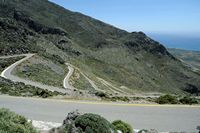 Le village de Patsianos en Crète. La route en lacets de Kallikratis à Patsianos. Cliquer pour agrandir l'image dans Adobe Stock (nouvel onglet).