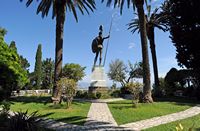 L’Achilleion, le palais de Sissi à Corfou. La statue d'Achille victorieux. Cliquer pour agrandir l'image dans Adobe Stock (nouvel onglet).