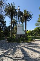 L’Achilleion, le palais de Sissi à Corfou. La statue d'Achille victorieux. Cliquer pour agrandir l'image dans Adobe Stock (nouvel onglet).