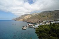 La ville de Sfakia en Crète. Le port de Chora Sfakion vu depuis les ruines du château. Cliquer pour agrandir l'image dans Adobe Stock (nouvel onglet).