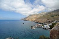La ville de Sfakia en Crète. Le port de Chora Sfakion vu depuis les ruines du château. Cliquer pour agrandir l'image dans Adobe Stock (nouvel onglet).