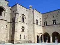 Chevaliers de Rhodes. Cour intérieure du palais des Grands Maîtres. Cliquer pour agrandir l'image.
