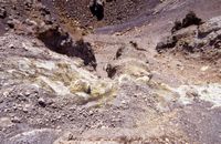 L'îlot de Néa Kaméni à Santorin. Fumerolles. Cliquer pour agrandir l'image.