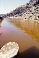 L'îlot de Néa Kaméni à Santorin. Eaux ferrugineuses à Paléa Kaméni. Cliquer pour agrandir l'image.
