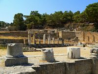 Place de la Fontaine du site de Camiros à Rhodes. Cliquer pour agrandir l'image.