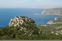 Le village et le château de Monolithos sur l’île de Rhodes. Vue d'ensemble du site de Monolithos. Cliquer pour agrandir l'image.