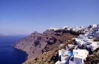 Le village d'Oia à Santorin. Le village d'Oia vu depuis Fira. Cliquer pour agrandir l'image.