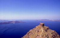 Le village d'Oia à Santorin. Cheminée volcanique. Cliquer pour agrandir l'image.