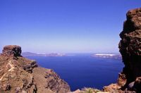 Le village d'Oia à Santorin. Oia et Thirassia au loin. Cliquer pour agrandir l'image.