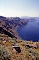 Le village d'Oia à Santorin. Fira et Profitis Ilias vus depuis Oia. Cliquer pour agrandir l'image.