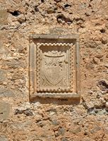 Le village de Patsianos en Crète. Écusson de la famille Querini sur le donjon du château de Frangokastello (auteur Marc Ryckaert). Cliquer pour agrandir l'image.