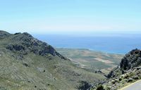 Le village de Patsianos en Crète. La plaine côtière vue depuis la route de Kallikratis à Patsianos. Cliquer pour agrandir l'image.
