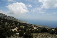 Le village de Patsianos en Crète. La plaine côtière vue depuis la route de Vryses à Sfakia. Cliquer pour agrandir l'image.