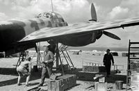 Le village de Tympaki en Crète. Entretien d'un bombardier Junker Ju-88 sur l'aérodrome militaire (auteur Karl Ottahal). Cliquer pour agrandir l'image.