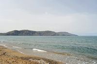 Le village de Vamos en Crète. La côte orientale de l'Apokoronas et le cap Drapano vus depuis la plage de Kournas. Cliquer pour agrandir l'image.