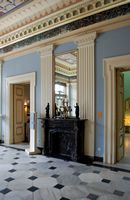 L’Achilleion, le palais de Sissi à Corfou. La cheminée du vestibule (auteur Jean Housen). Cliquer pour agrandir l'image.