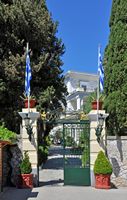 L’Achilleion, le palais de Sissi à Corfou. Le portail du domaine (auteur Marc Ryckaert). Cliquer pour agrandir l'image.