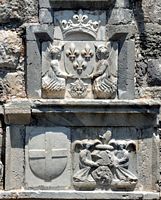 Le château Neratzia de Kos. L'écusson de France sur la tour sud-est. Cliquer pour agrandir l'image.
