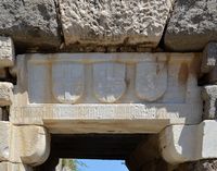 Le château Neratzia de Kos. Linteau de la Porte de Carmadino. Cliquer pour agrandir l'image.
