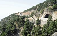 La ville de Sfakia en Crète. Les tunnels des gorges d'Imbros. Cliquer pour agrandir l'image.