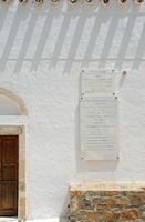 La ville de Sfakia en Crète. Plaque commémorative sur l'église Saint-Georges à Komitades. Cliquer pour agrandir l'image.