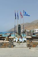 La ville de Sfakia en Crète. Le mémorial de la Bataille de Crète de 1941 à Chora Sfakion. Cliquer pour agrandir l'image.